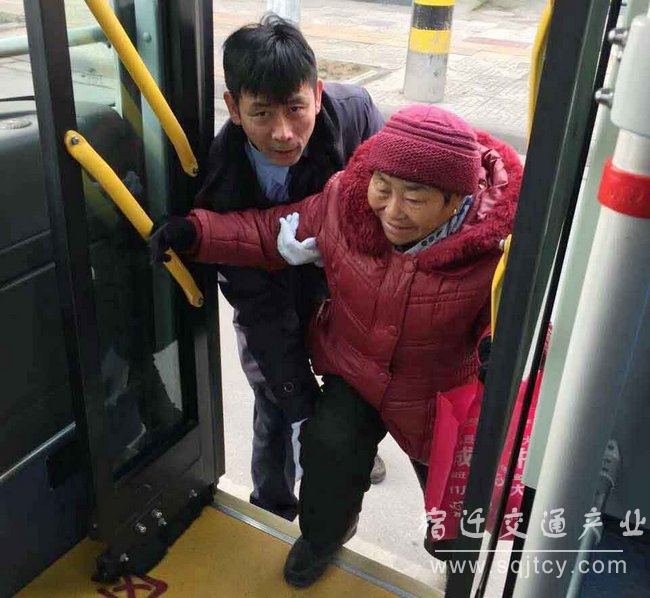 用 1 王建军帮助老年乘客登车.jpg